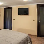 Domus Ugo Apartment *